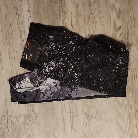 NWT Nike Training Large - Picture 1 of 1